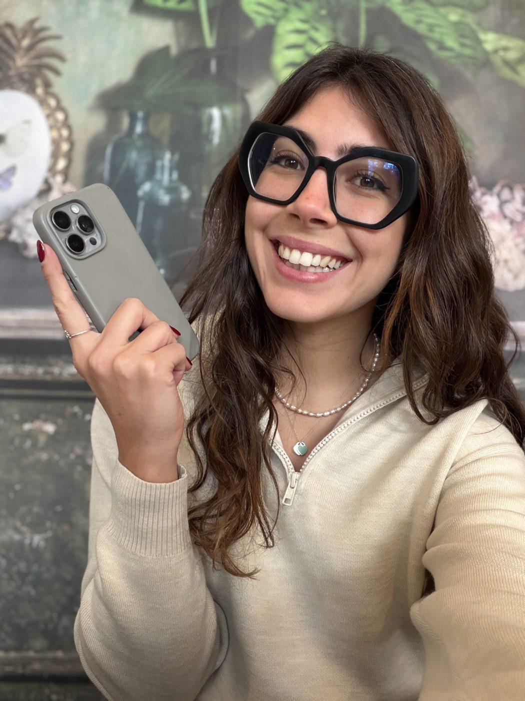 Noemi Colaianni con il telefono in mano